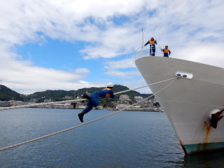 ロープ渡る潜水士